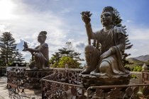 Estatuas budistas en Tian Tan Buddha, Ngong Ping, Hong Kong, China - foto de stock