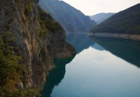 Scenic view of Mountain reflections in Piva lake, Montenegro — Stock Photo