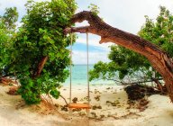 Vista panoramica dell'altalena sulla spiaggia, isola di Fiholhohi, Kaafu, Maldive — Foto stock