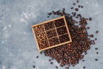 Вид зверху полиці з кавовими зернами — стокове фото