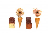 Sandwichs à la crème glacée et cônes de gaufres sur fond blanc — Photo de stock