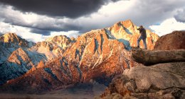Живописный вид на горы Уитни и Сьерра-Невада, Калифорния, Америка, США — стоковое фото