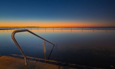 Nuotare la mattina presto in una mattina molto fredda giù alla piscina rocciosa Cronulla, Sydney. Australia — Foto stock