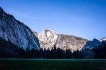 Живописный вид на Half Dome, Yosemite Valley, Yosemite National Park, Калифорния, Америка, США — стоковое фото