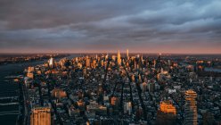Ciudad skyline al atardecer, Manhattan, Nueva York, América, EE.UU. - foto de stock