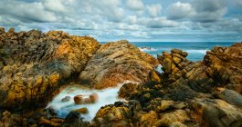 Wellen brechen an Kanalfelsen, Yallingup, Westaustralien, Australien — Stockfoto