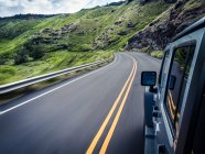 Voiture parcourant une route sinueuse, Maui, Hawaï, Amérique, USA — Photo de stock