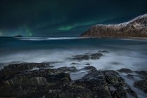 Vue panoramique sur les aurores boréales majestueuses, Lofoten, Flakstad, Nordland, Norvège — Photo de stock