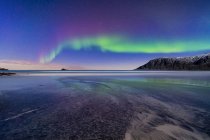Vue panoramique sur les aurores boréales majestueuses, Lofoten, Flakstad, Nordland, Norvège — Photo de stock