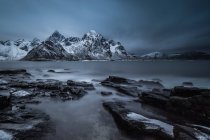 Мальовничий вид на гори Snowcapped, Лофотені, Flakstad, Nordland, Норвегія — стокове фото