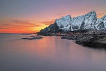 Vue panoramique sur les montagnes enneigées au coucher du soleil, Lofoten, Flakstad, Nordland, Norvège — Photo de stock