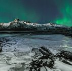 Vista panoramica delle maestose aurore boreali, Lofoten, Flakstad, Nordland, Norvegia — Foto stock