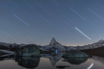 Мальовничий вид на гору Маттерхорн вночі, Церматт, Швейцарія — стокове фото