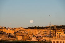 Vista panorámica de Supermoon sobre ciudad, Fez, Fez-Meknes, Marruecos - foto de stock