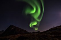 Мальовничий вид на величні Північним сяйвом, прибуття, Норвегія — стокове фото