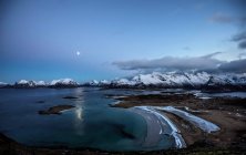Vista panorámica de la isla de Flakstad noche, Nordland, Lofoten, Noruega - foto de stock
