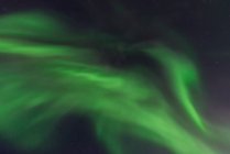 Primer plano de las luces boreales en el cielo nocturno, Yellowknife, Territorios del Noroeste, Canadá - foto de stock