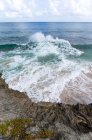 Vista panorámica de las olas rompiendo en la playa, Barbados - foto de stock