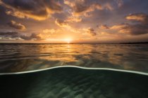 Комбінований режим рівня океану на захід сонця, Тасманія, Австралія — стокове фото