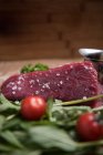 Steak au basilic et tomates, vue rapprochée — Photo de stock