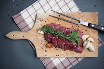 Blick von oben auf Steak mit Knoblauch und Kräutern — Stockfoto