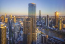 Vista aérea do pôr do sol dramático no horizonte da cidade de Melbourne — Fotografia de Stock