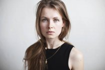 Retrato de una mujer hermosa con el pelo largo - foto de stock