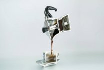 Поперечное сечение кофеварки эспрессо, кофе и чашка — стоковое фото