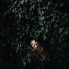 Femme cachée dans un buisson de lierre — Photo de stock