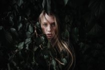 Donna nascosta in un cespuglio di edera — Foto stock