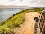 Vista panorâmica do veículo 4x4 dirigindo ao longo de uma estrada costeira, Maui, Havaí, América, EUA — Fotografia de Stock