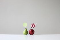 Концептуальне яблуко і груша з бульбашками мовлення — стокове фото