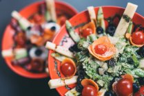 Salada com queijo gouda, azeitonas, pepino e tomate — Fotografia de Stock