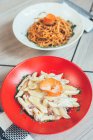 Спагетті карбонара і спагетті Болоньєзе на тарілках за столом — стокове фото