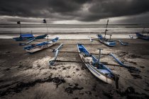 Vista panorámica de los barcos de pesca en la playa, Java Occidental, Indonesia - foto de stock