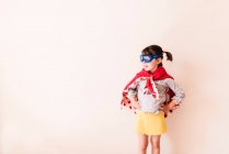 Mädchen als Superheld auf weißem Hintergrund gekleidet — Stockfoto