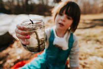 Menina segurando um frasco com insetos da água — Fotografia de Stock