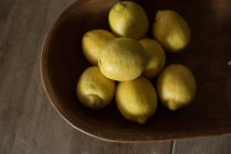 Крупним планом вид на лимони в дерев'яній мисці — стокове фото