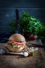 Cheeseburger gourmet su un tagliere, primo piano — Foto stock