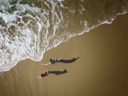 Вид зверху на двох хлопчиків на пляжі — стокове фото