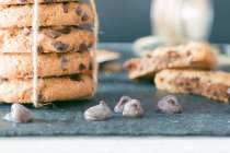 Close-up chocolate chips and chocolate chip cookies — Stock Photo