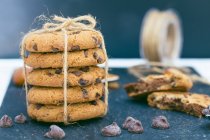 Close-up chocolate chips and chocolate chip cookies — Stock Photo