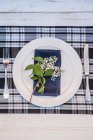 Festliche Tischdekoration mit frischen Blumen — Stockfoto