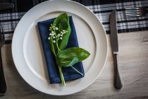 Festliche Tischdekoration mit frischen Blumen — Stockfoto
