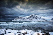 Praia de Brunstranda no inverno, Flakstad, Lofoten, Nordland, Noruega — Fotografia de Stock