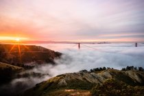 Nebel wälzt sich bei Sonnenaufgang über die goldene Torbrücke, San Francisco, Kalifornien, Amerika, USA — Stockfoto