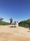 Ragazzo che corre con il suo cucciolo nel parco, Orange County, California, America, USA — Foto stock