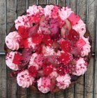 Gâteau à la fraise et à la rhubarbe sur support de refroidissement métallique — Photo de stock
