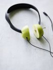 Nahaufnahme konzeptioneller Kopfhörer mit Apfel — Stockfoto