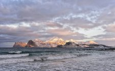 Мальовничий вид на Himmeltinden гору, Stor Sandnes, прибуття, Nordland, Норвегія — стокове фото